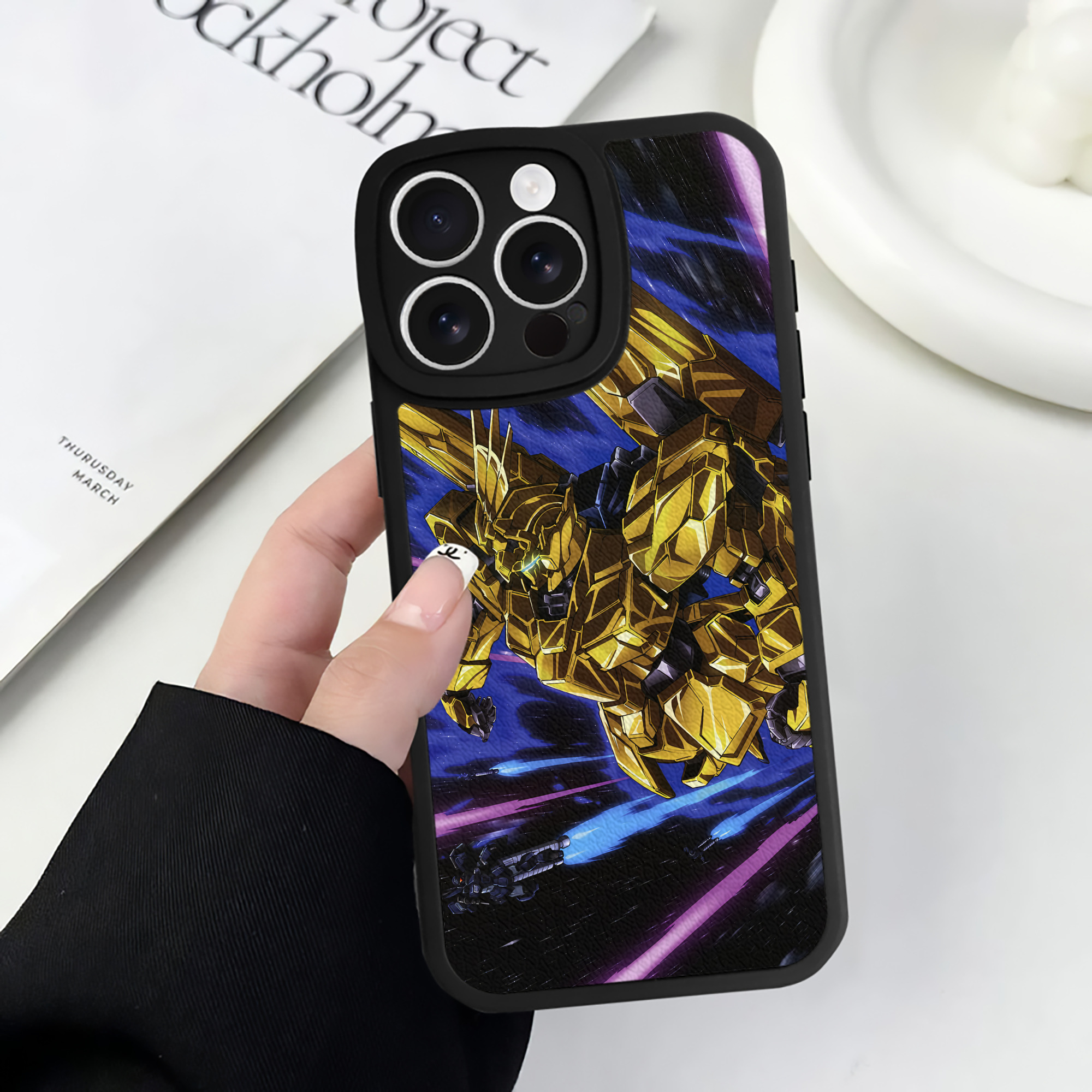 （画像用） 機動戦士ガンダム Mobile Suit Gundam 【iPhone 16シリーズ対応】シリコンスマホケース（レザー調） 材質：シリコン